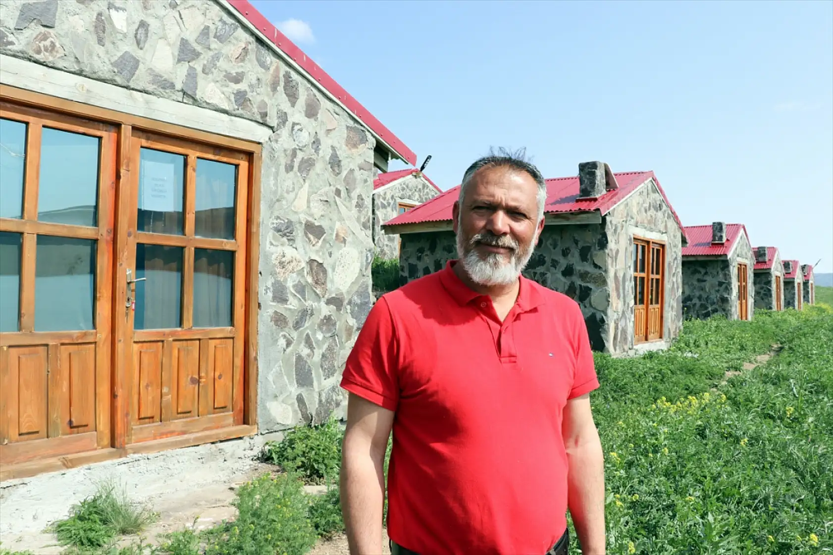 Ağrı'da göl manzaralı bungalovlarda ziyaretçiler bayram molası verdi