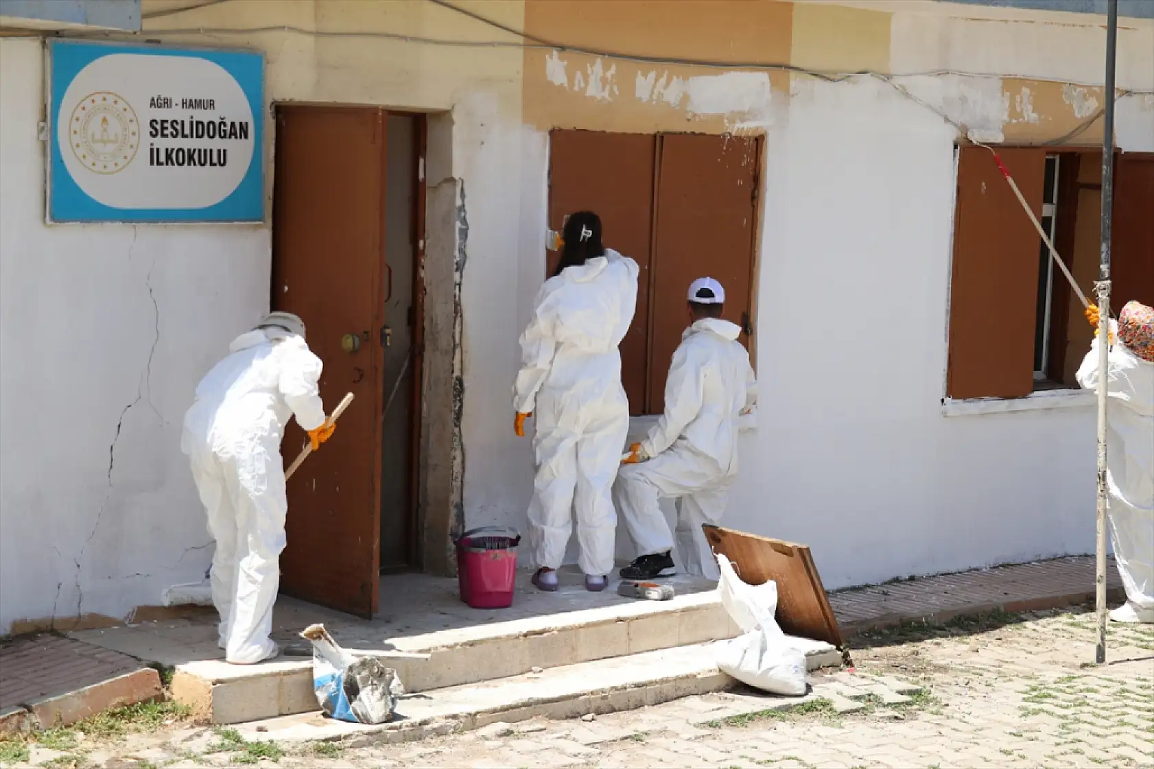 Ağrı AFAD gönüllüleri köy okulunu baştan sona yeniledi