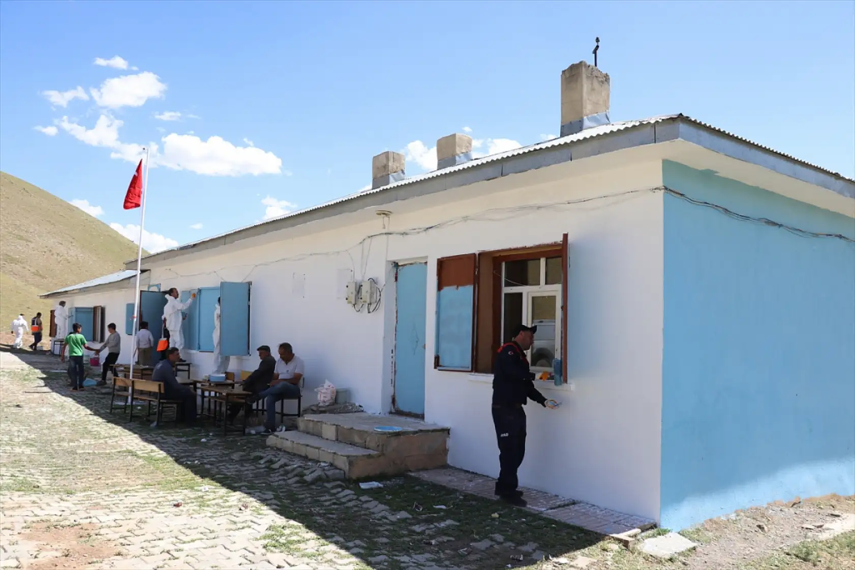 Ağrı AFAD gönüllüleri köy okulunu baştan sona yeniledi