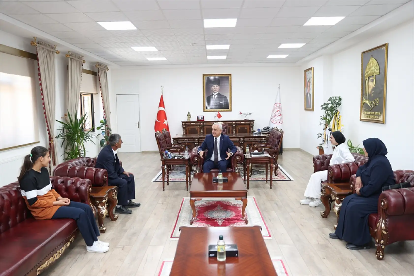YKS çıkışında kızına çiçekle sürpriz yapan baba vali tarafından ağırlandı
