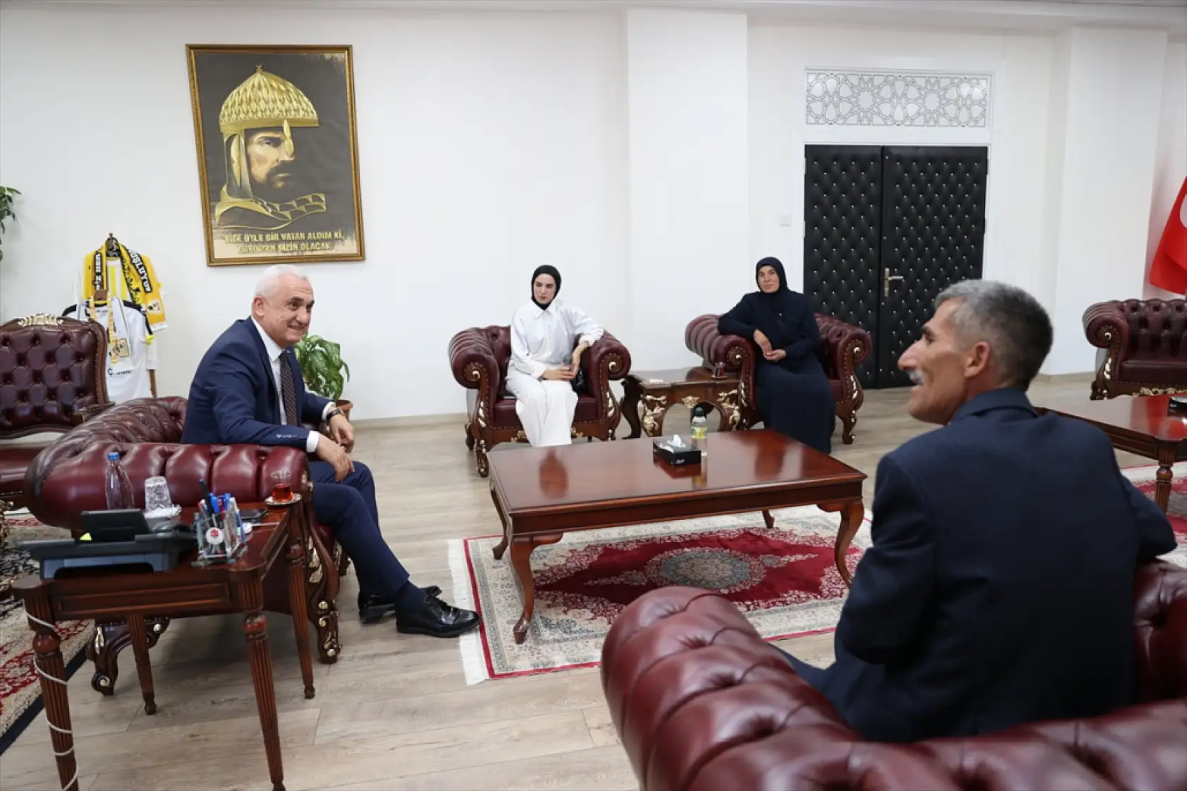 YKS çıkışında kızına çiçekle sürpriz yapan baba vali tarafından ağırlandı