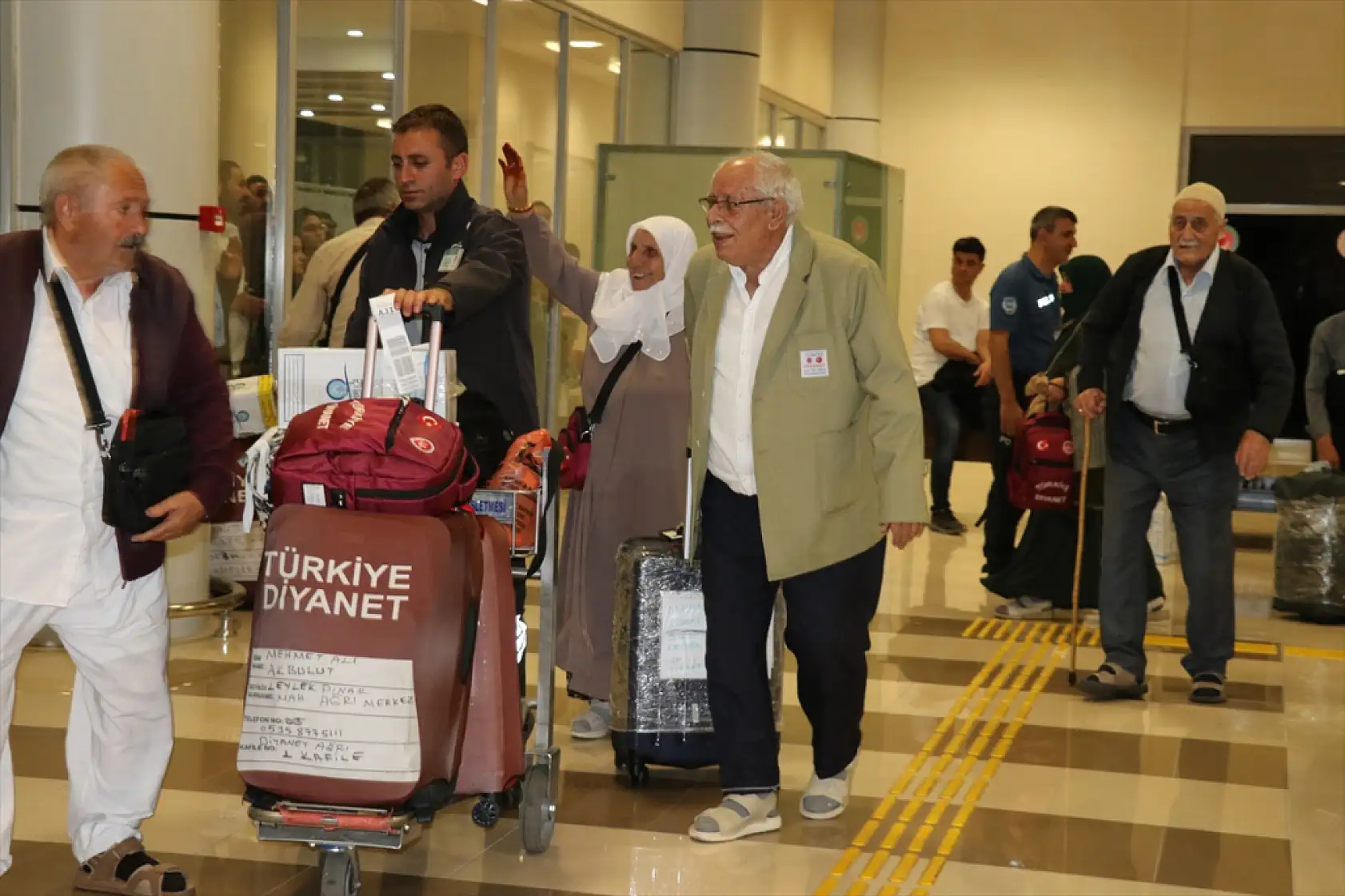 Kutsal topraklardan dönen hacılar Ağrı'da sevinçle karşılandı