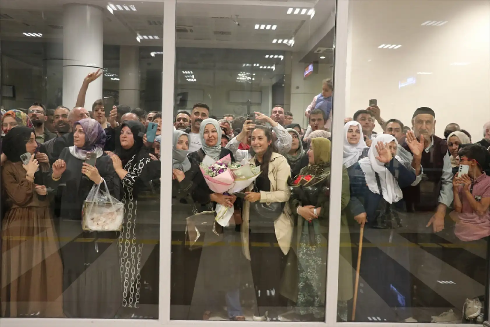 Kutsal topraklardan dönen hacılar Ağrı'da sevinçle karşılandı