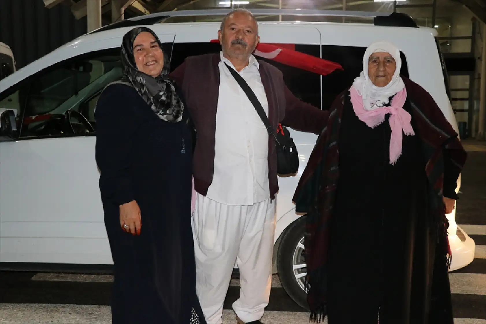 Kutsal topraklardan dönen hacılar Ağrı'da sevinçle karşılandı