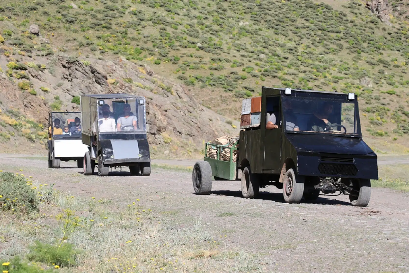 Ağrılı arıcı, oğlunun icadı elektrikli araçla dağda bal mesaisinde
