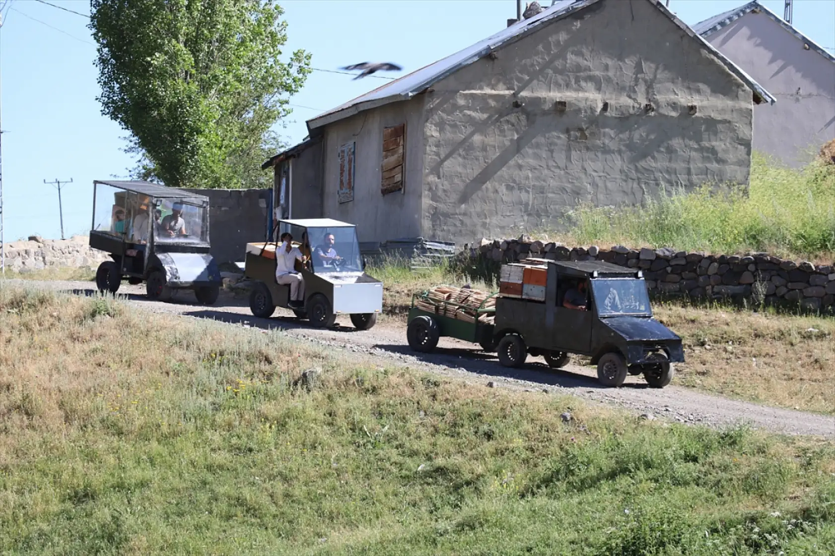 Ağrılı arıcı, oğlunun icadı elektrikli araçla dağda bal mesaisinde