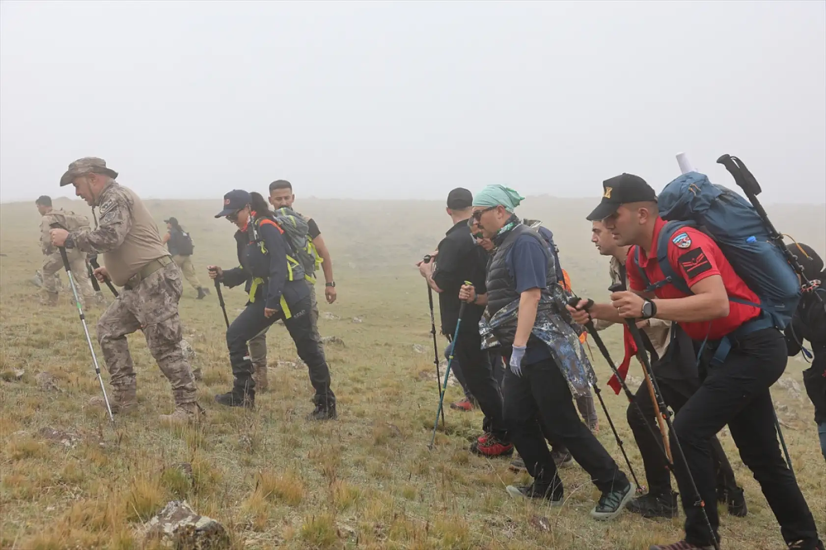 Ağrı Dağı'nda doğa yürüyüşü: Vali Turan'dan turizm vurgusu