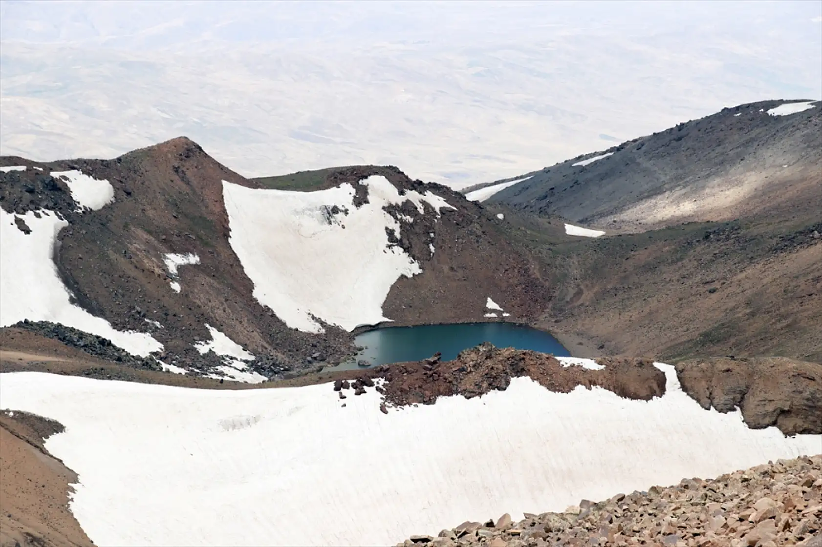 Süphan Dağı'nın zirvesindeki krater gölleri dağcıları büyülüyor