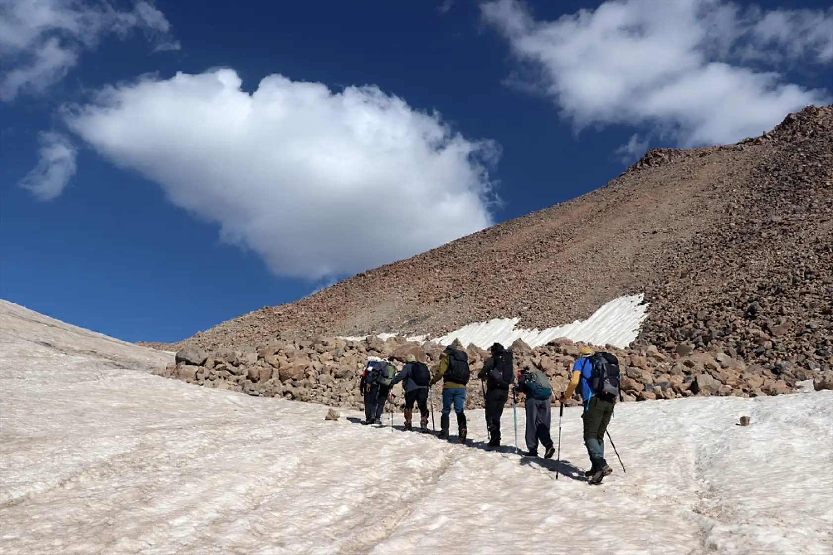 Süphan Dağı'nın zirvesindeki krater gölleri dağcıları büyülüyor