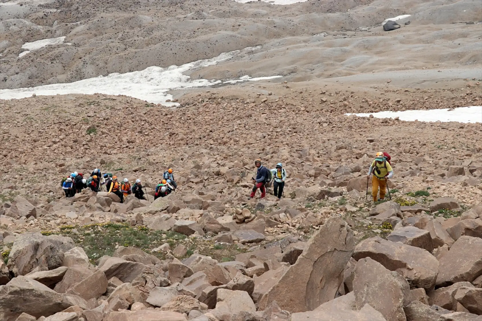 Süphan Dağı'nın zirvesindeki krater gölleri dağcıları büyülüyor