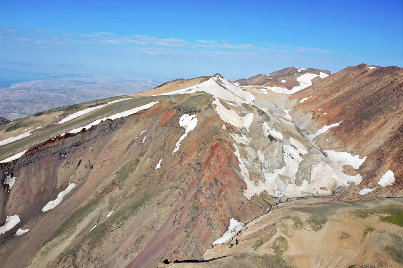 Süphan Dağı'nın zirvesindeki krater gölleri dağcıları büyülüyor