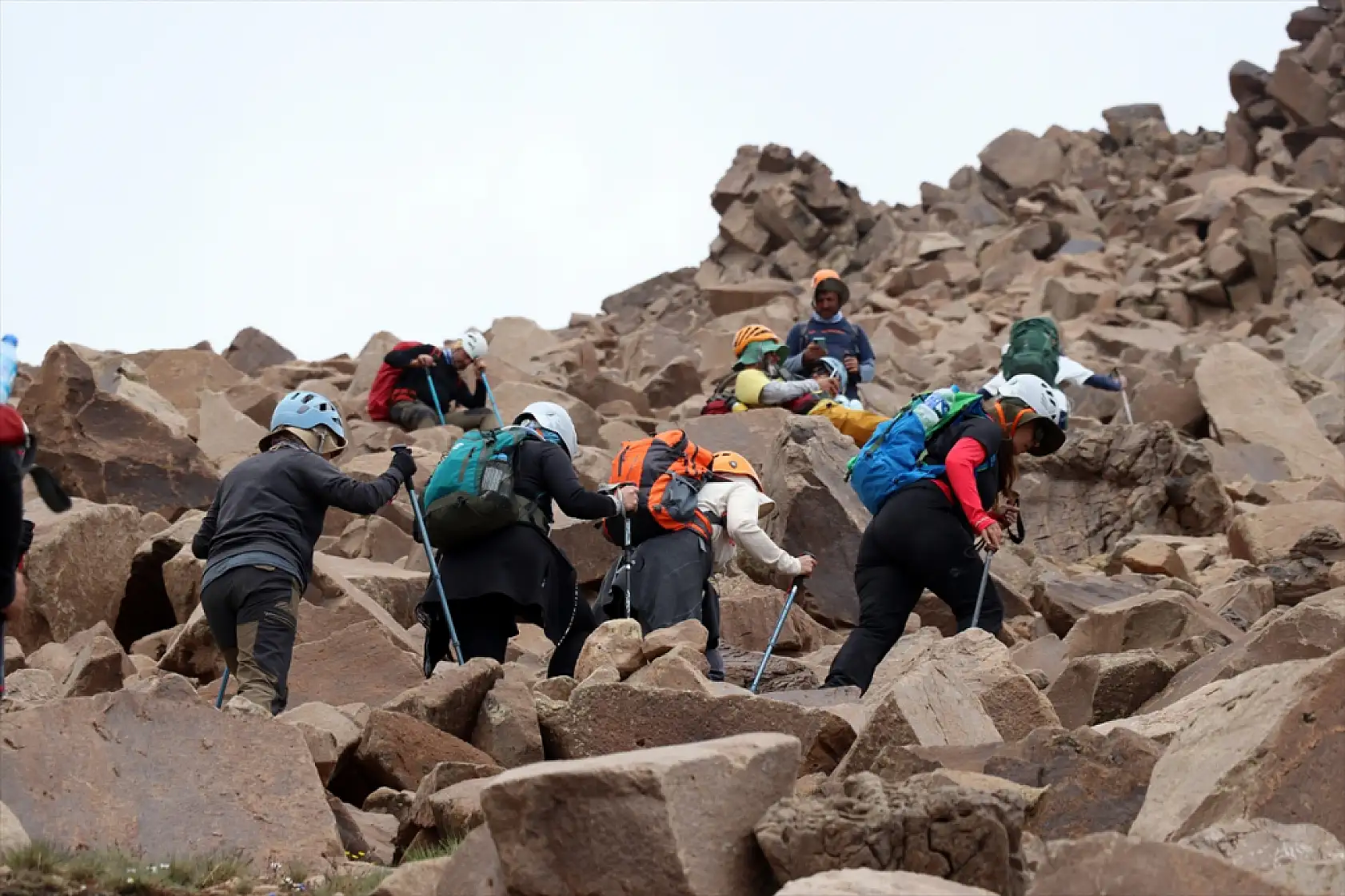 Süphan Dağı'nın zirvesindeki krater gölleri dağcıları büyülüyor