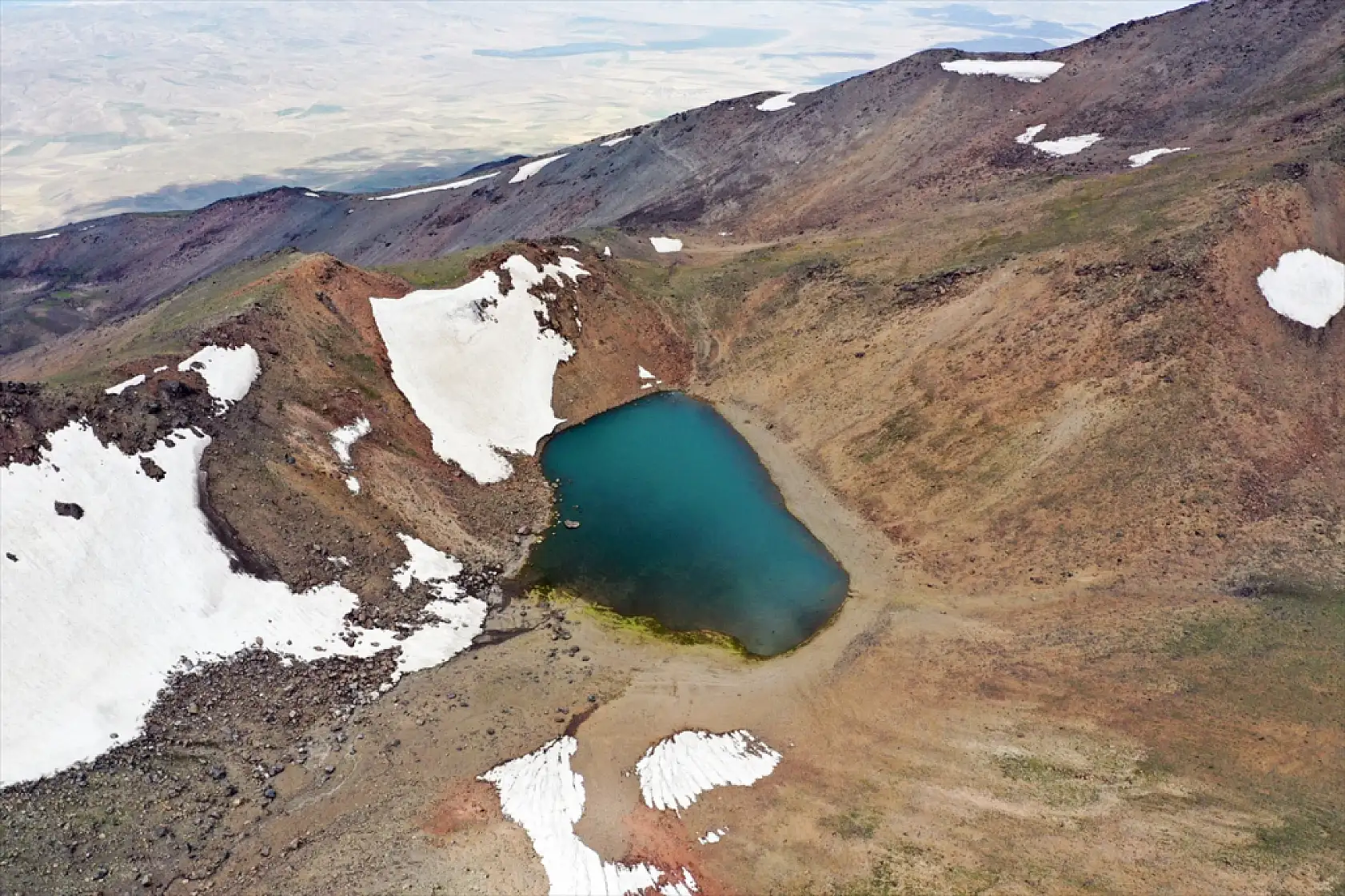 Süphan Dağı'nın zirvesindeki krater gölleri dağcıları büyülüyor