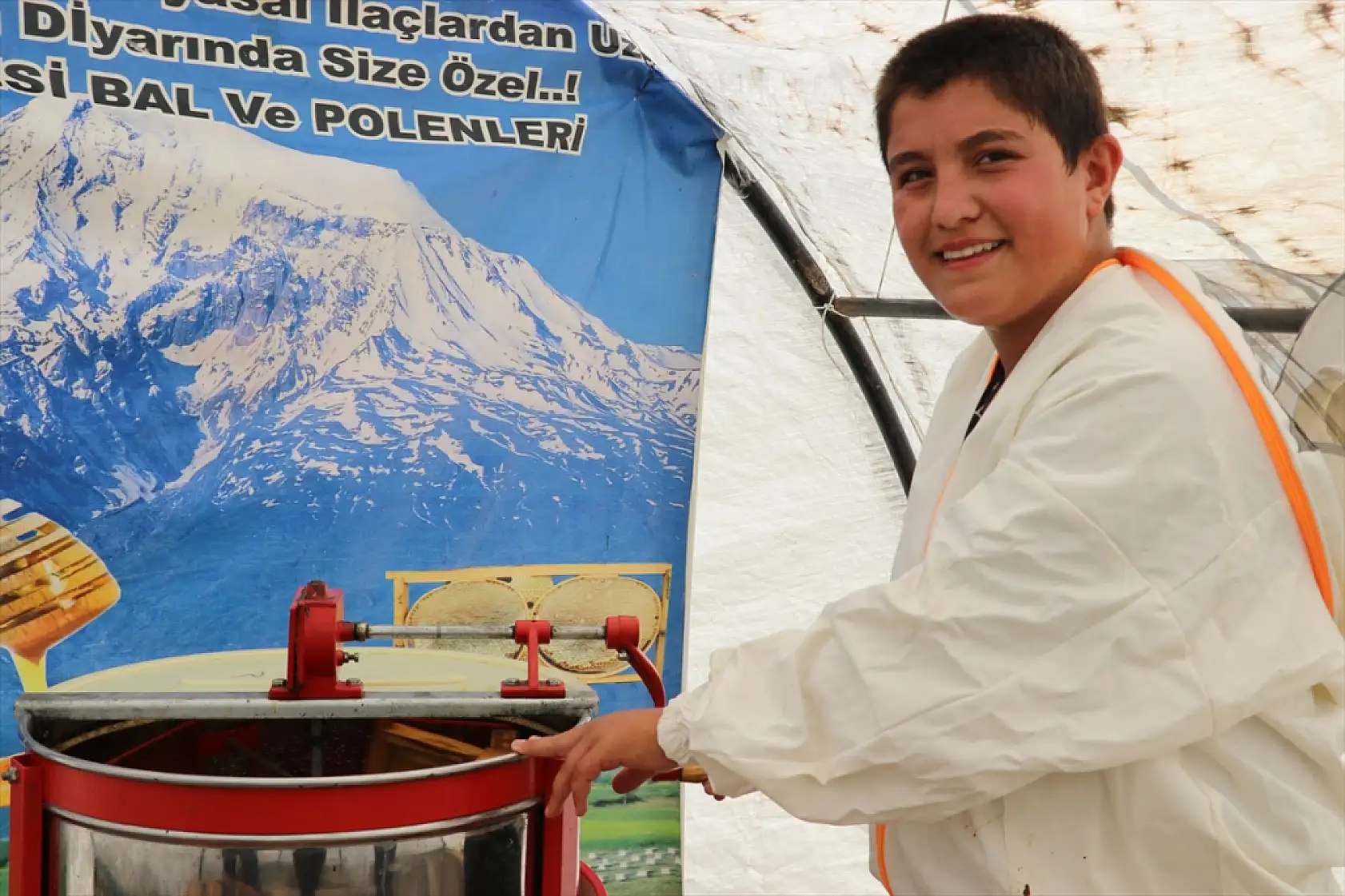 Ağrı'da baba oğulun geven balı mesaisi