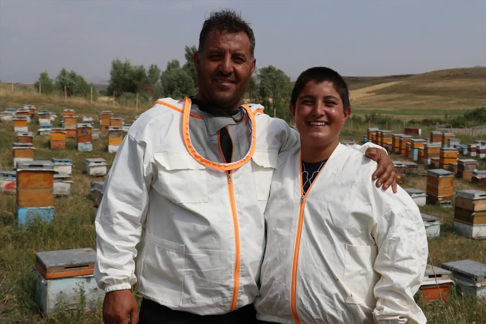 Ağrı'da baba oğulun geven balı mesaisi