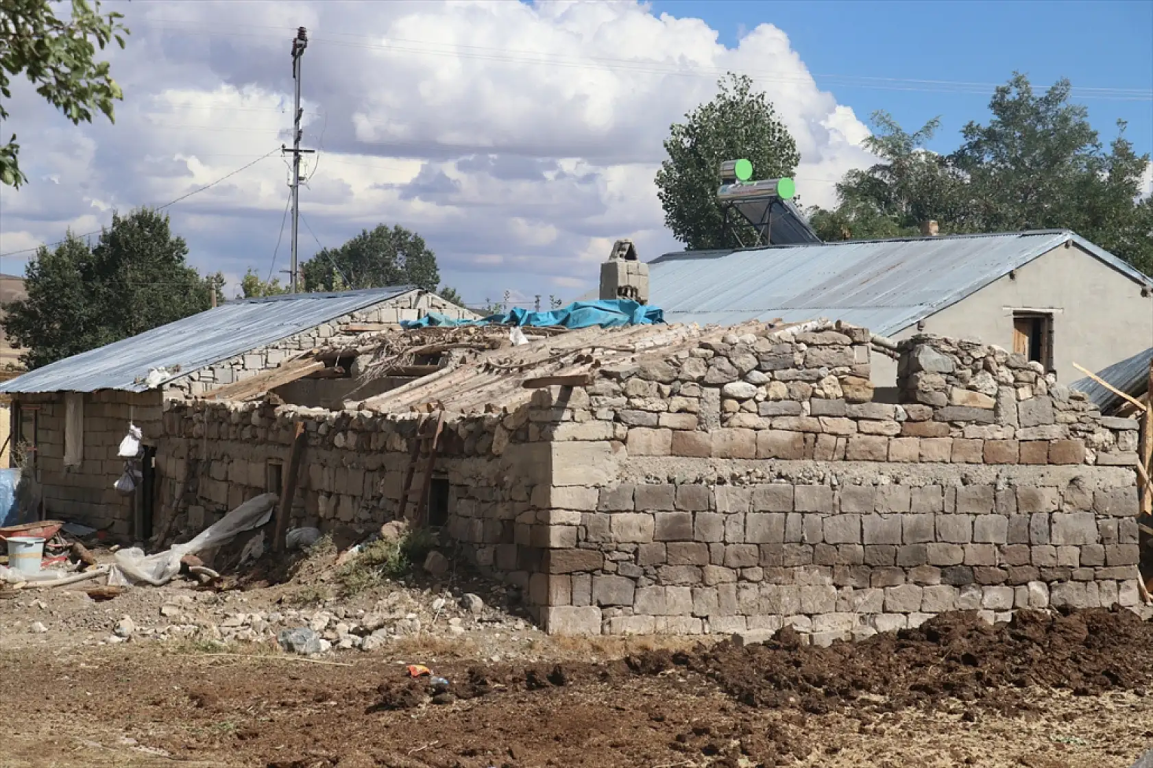 Ağrı'da görülmemiş hortum: Köylüler çatısız kaldı!