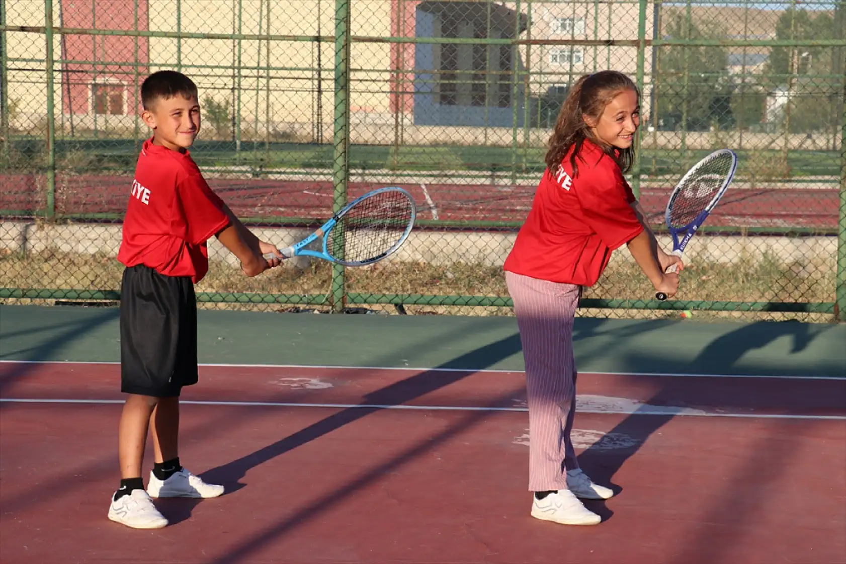 Tutaklı minikler kortlarda başarıya koşuyor