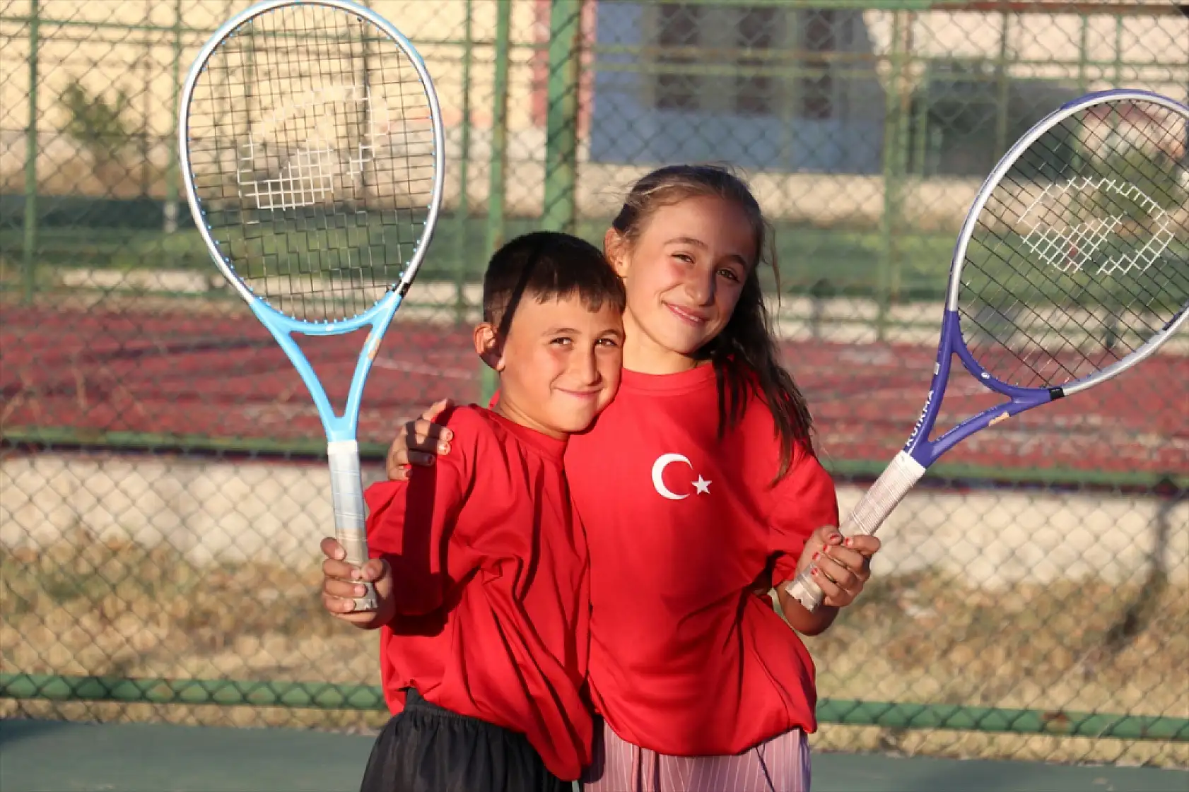 Tutaklı minikler kortlarda başarıya koşuyor