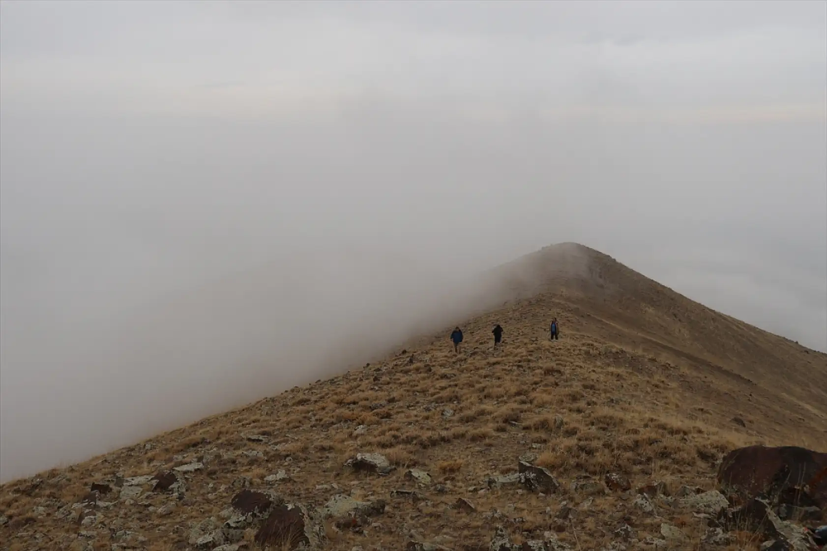 Aras Dağları'nda kar ve sis buluştu