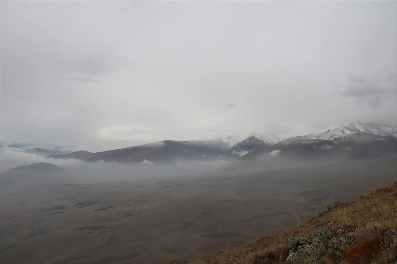 Aras Dağları'nda kar ve sis buluştu