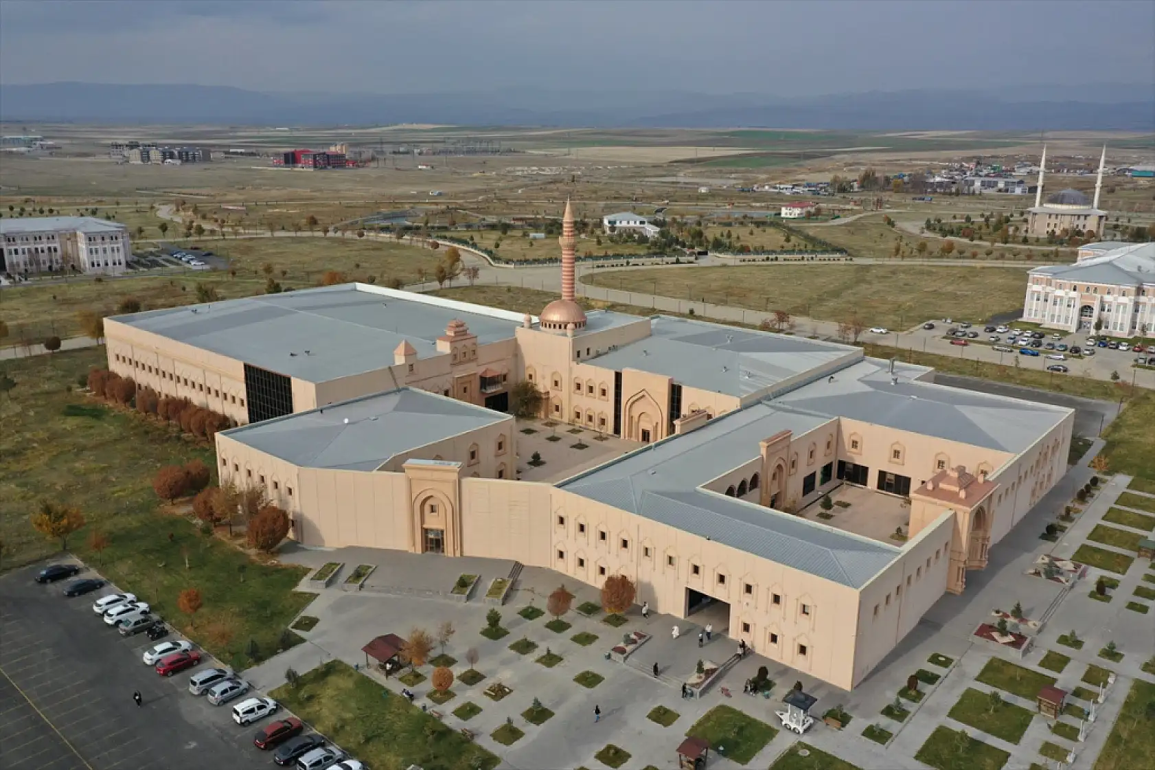 Ağrı'da İshak Paşa Sarayı esintili kütüphane günde 3 bin ziyaretçiyi ağırlıyor