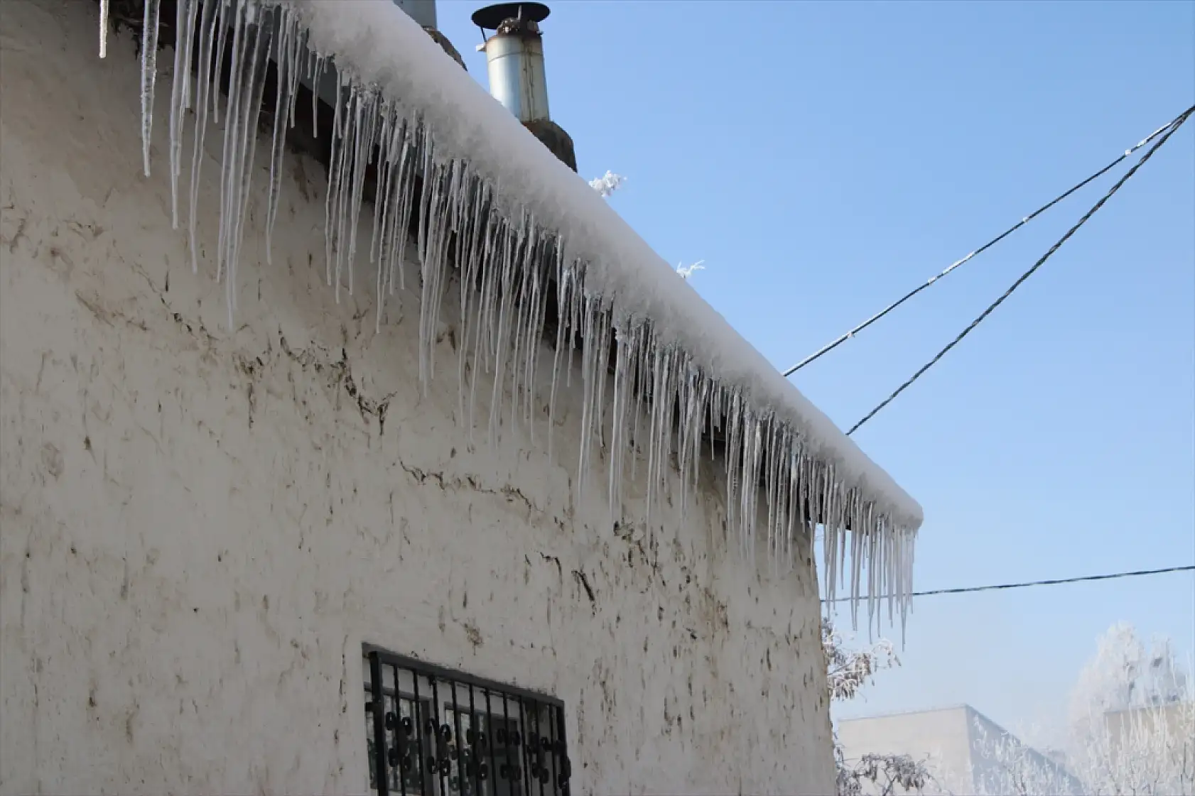 Taşlıçay beyaza büründü, kırağı tutan ağaçlar göz kamaştırdı