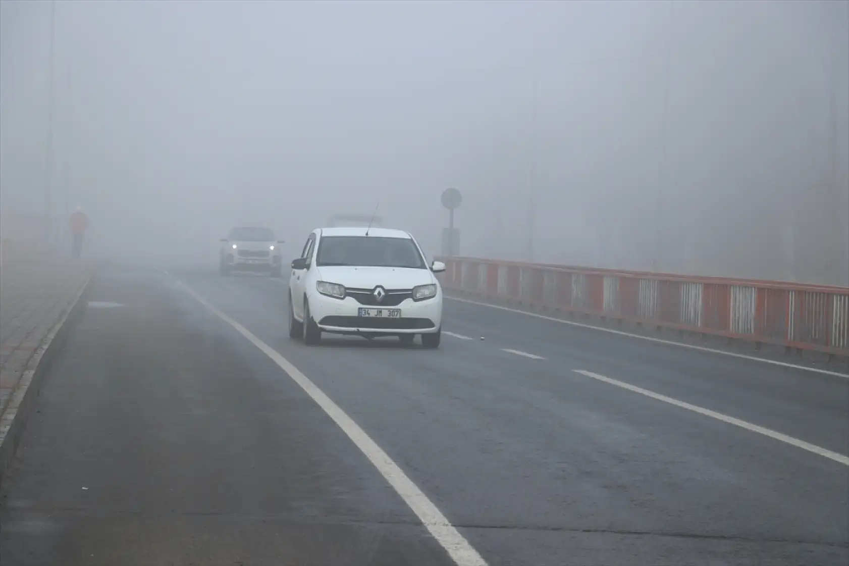 Ağrı'da sabah sis çöktü trafikte görüş mesafesi düştü