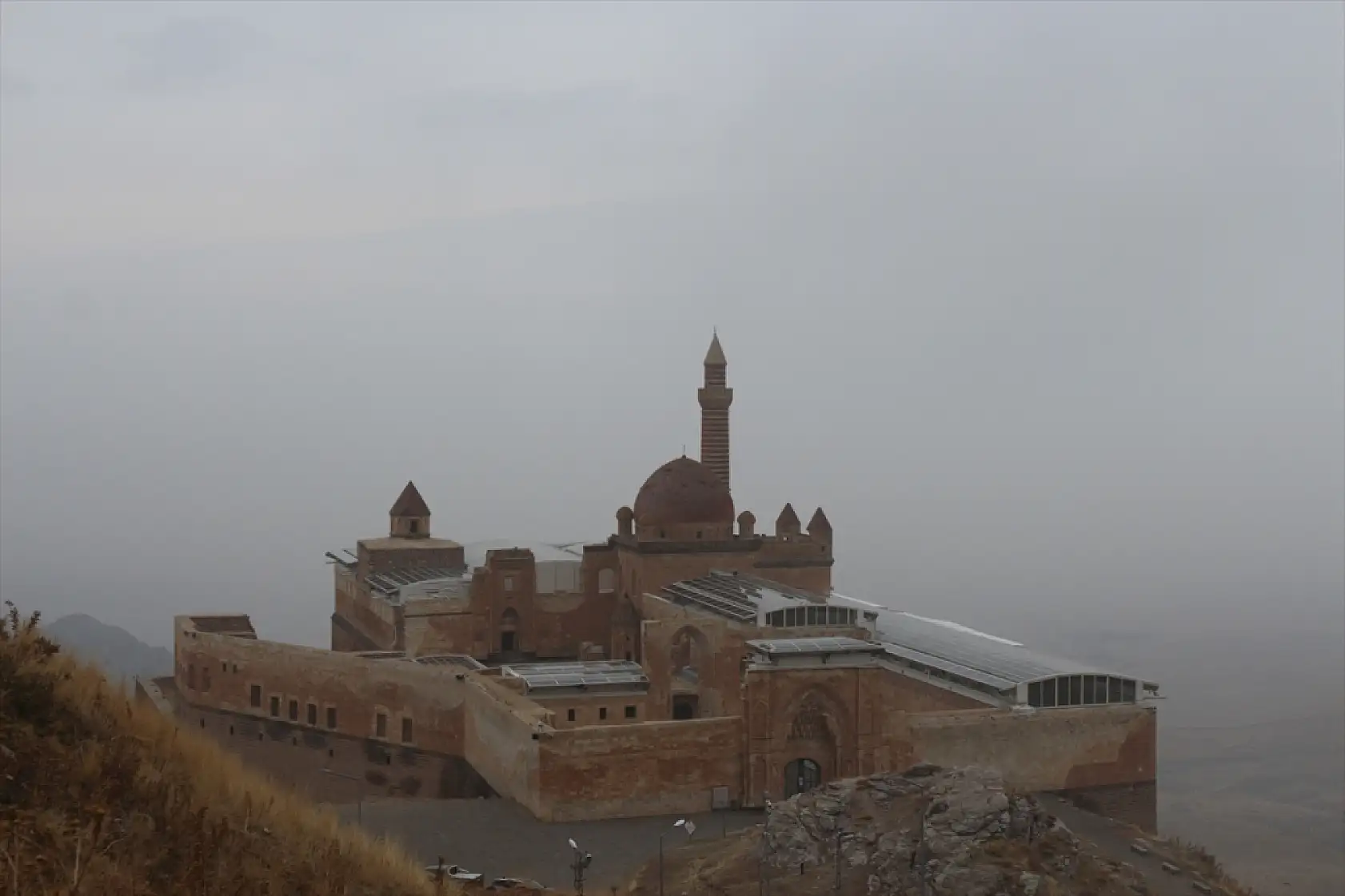 Ağrı'da sabah sisi İshak Paşa Sarayı'nı görünmez kıldı