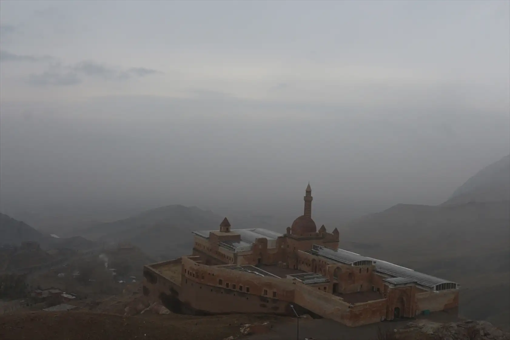 Ağrı'da sabah sisi İshak Paşa Sarayı'nı görünmez kıldı