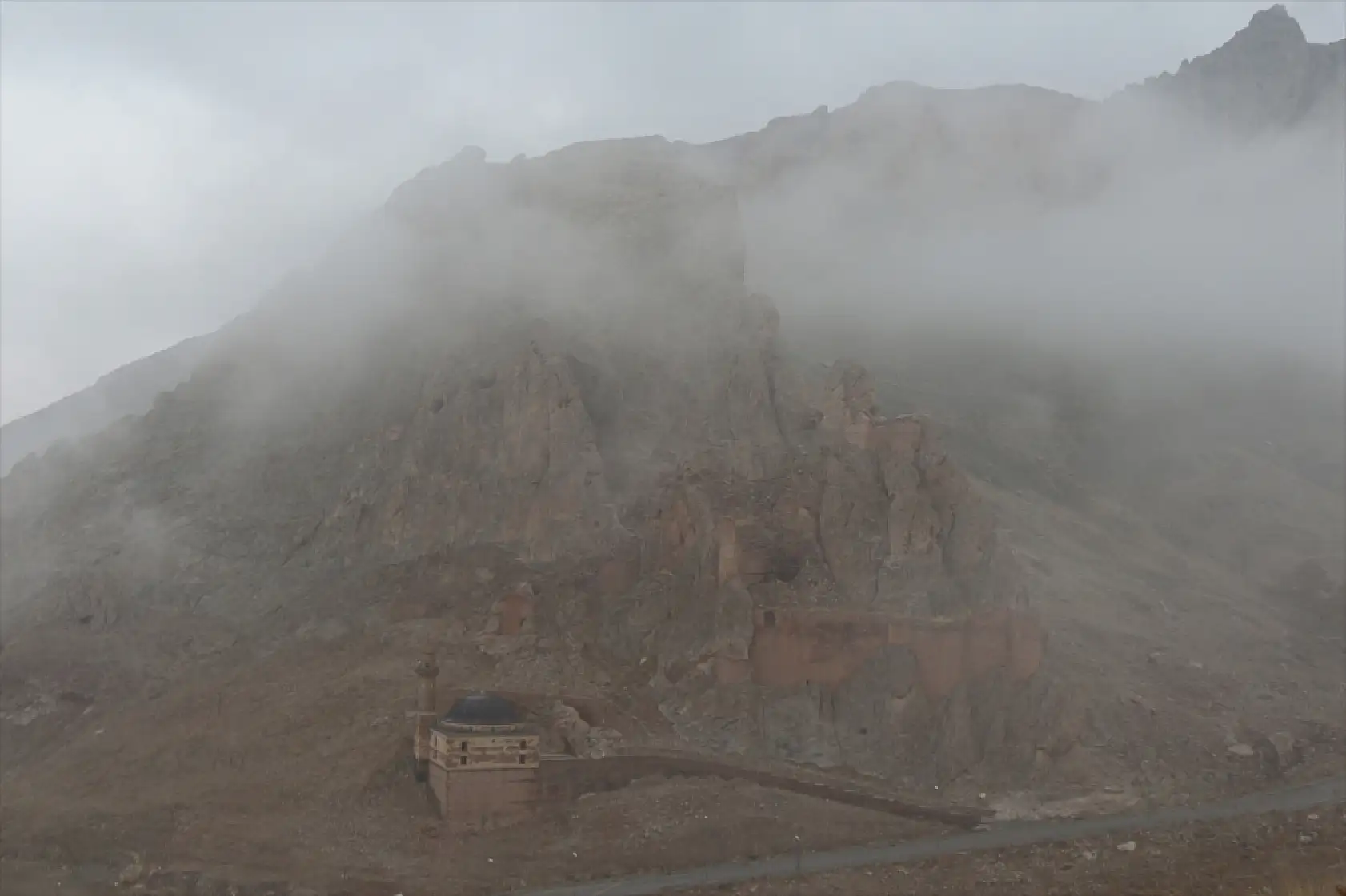 Ağrı'da sabah sisi İshak Paşa Sarayı'nı görünmez kıldı