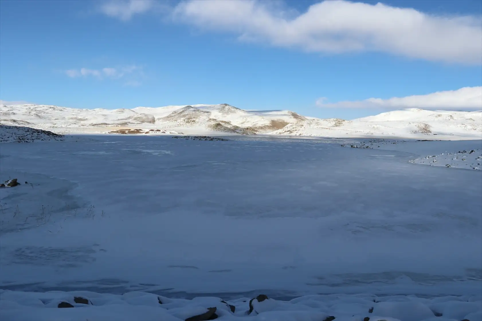 Taşlıçay'da soğuk hava Derecik Barajı'nı esir aldı
