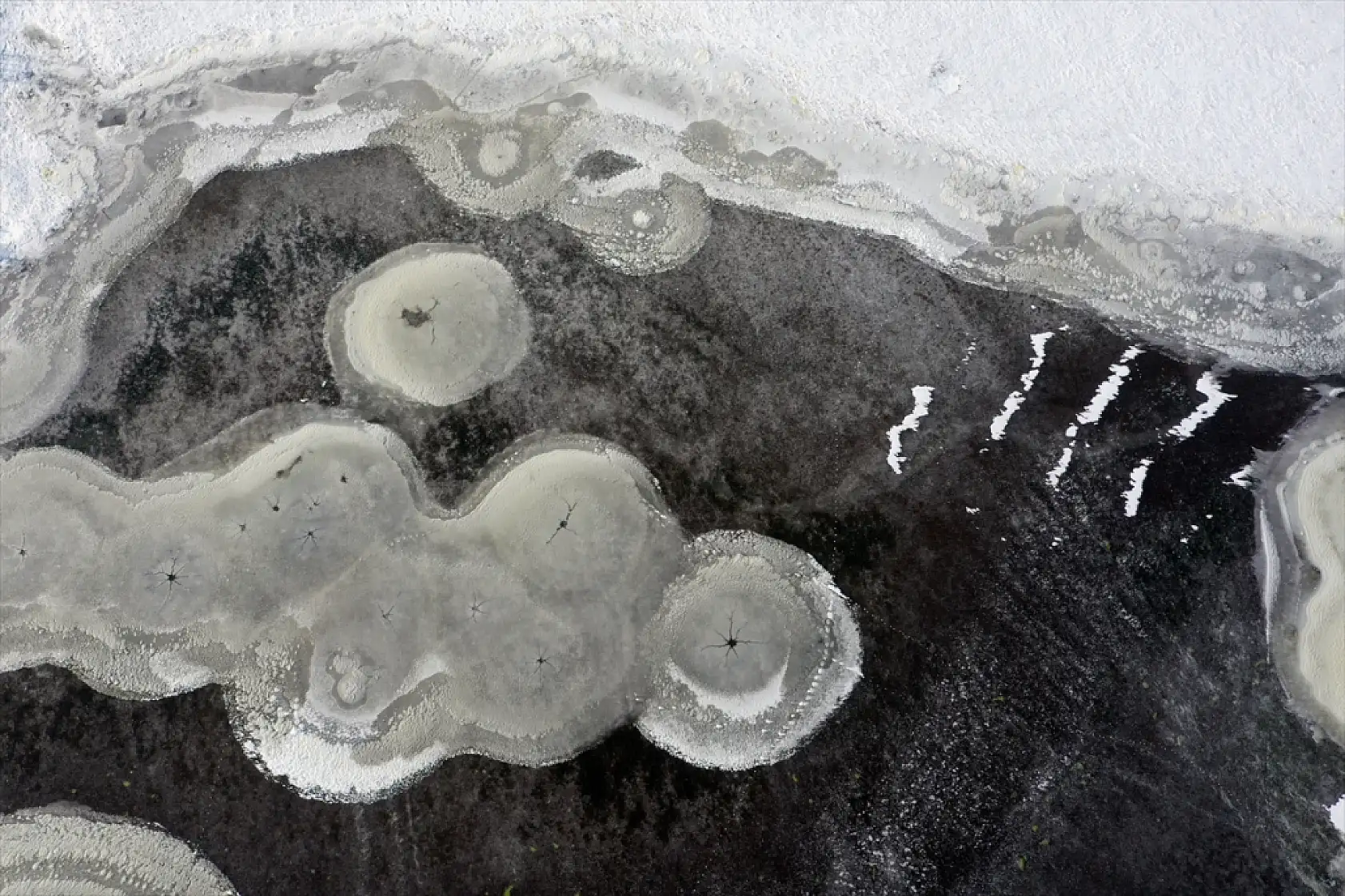 Ağrı Dağı'ndan gelen sular dondu, sulak alanlar sessizliğe gömüldü