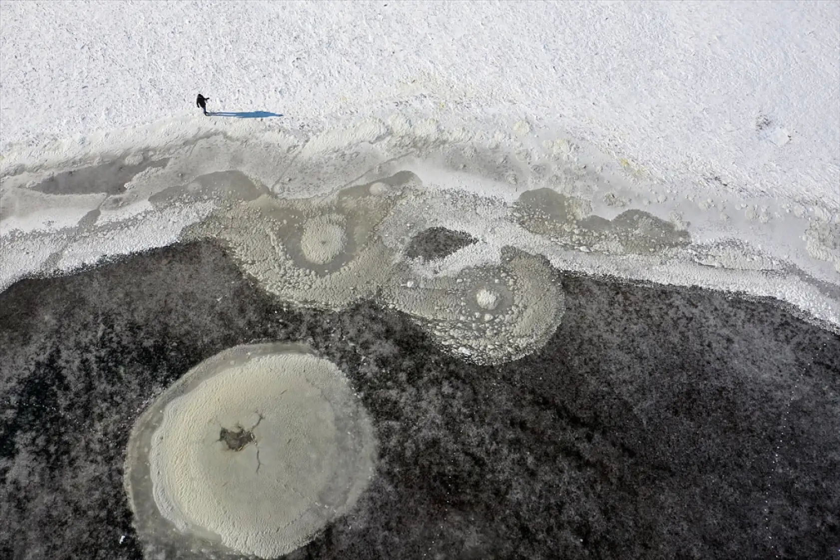 Ağrı Dağı'ndan gelen sular dondu, sulak alanlar sessizliğe gömüldü