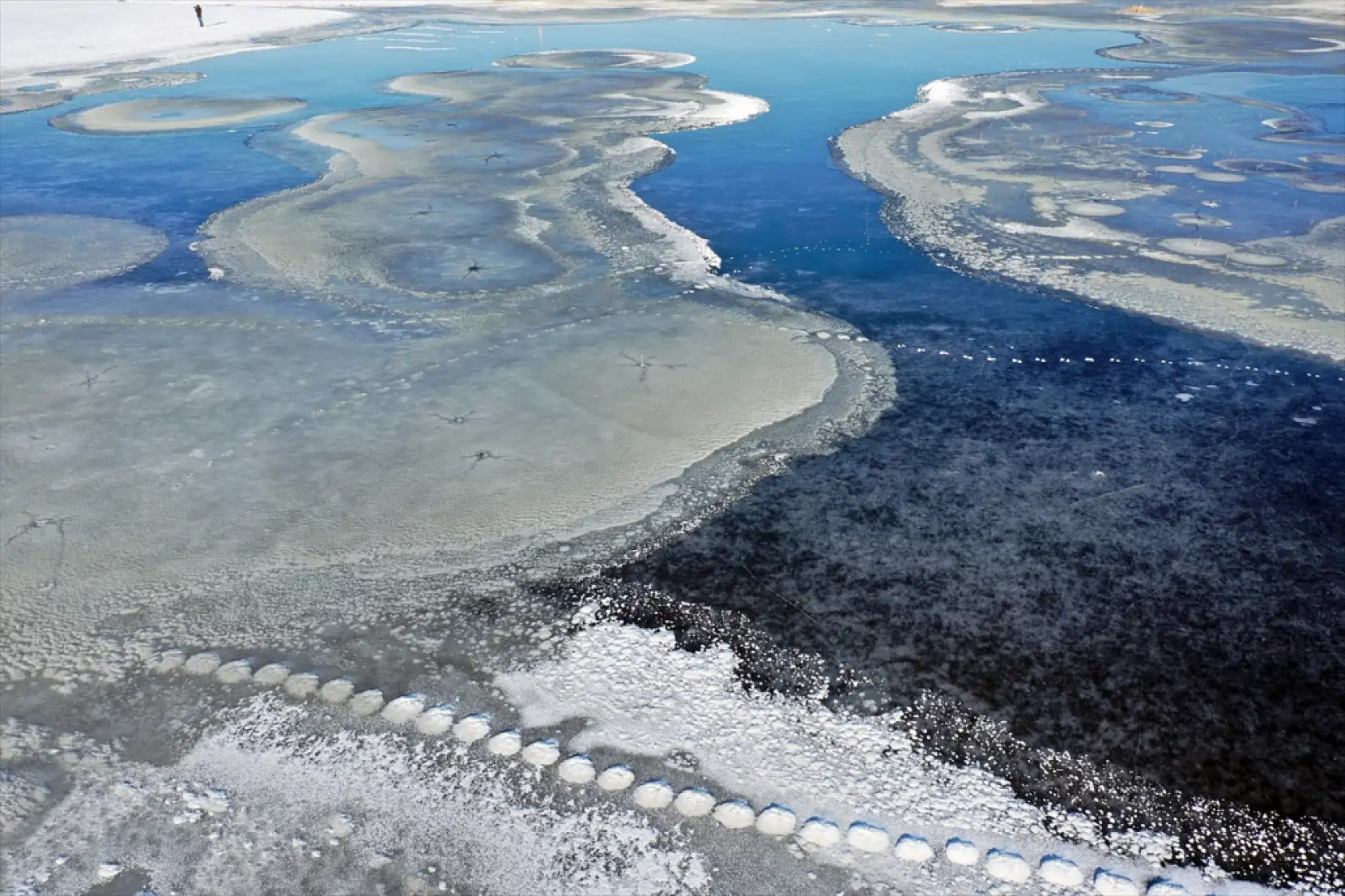 Ağrı Dağı'ndan gelen sular dondu, sulak alanlar sessizliğe gömüldü