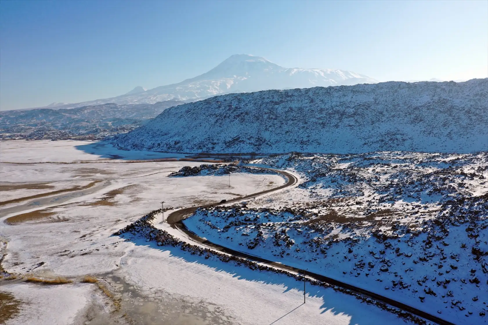 Ağrı Dağı'nın lav kayalıkları karla kaplandı!