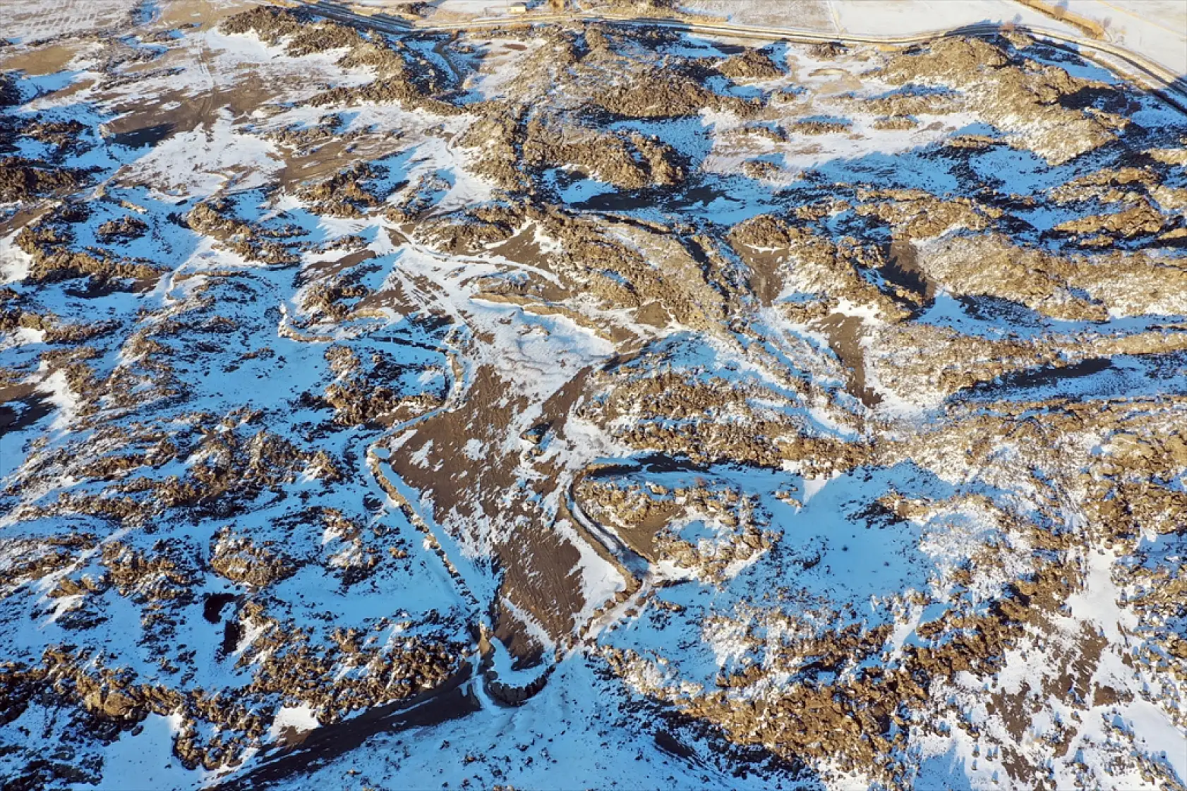 Ağrı Dağı'nın lav kayalıkları karla kaplandı!