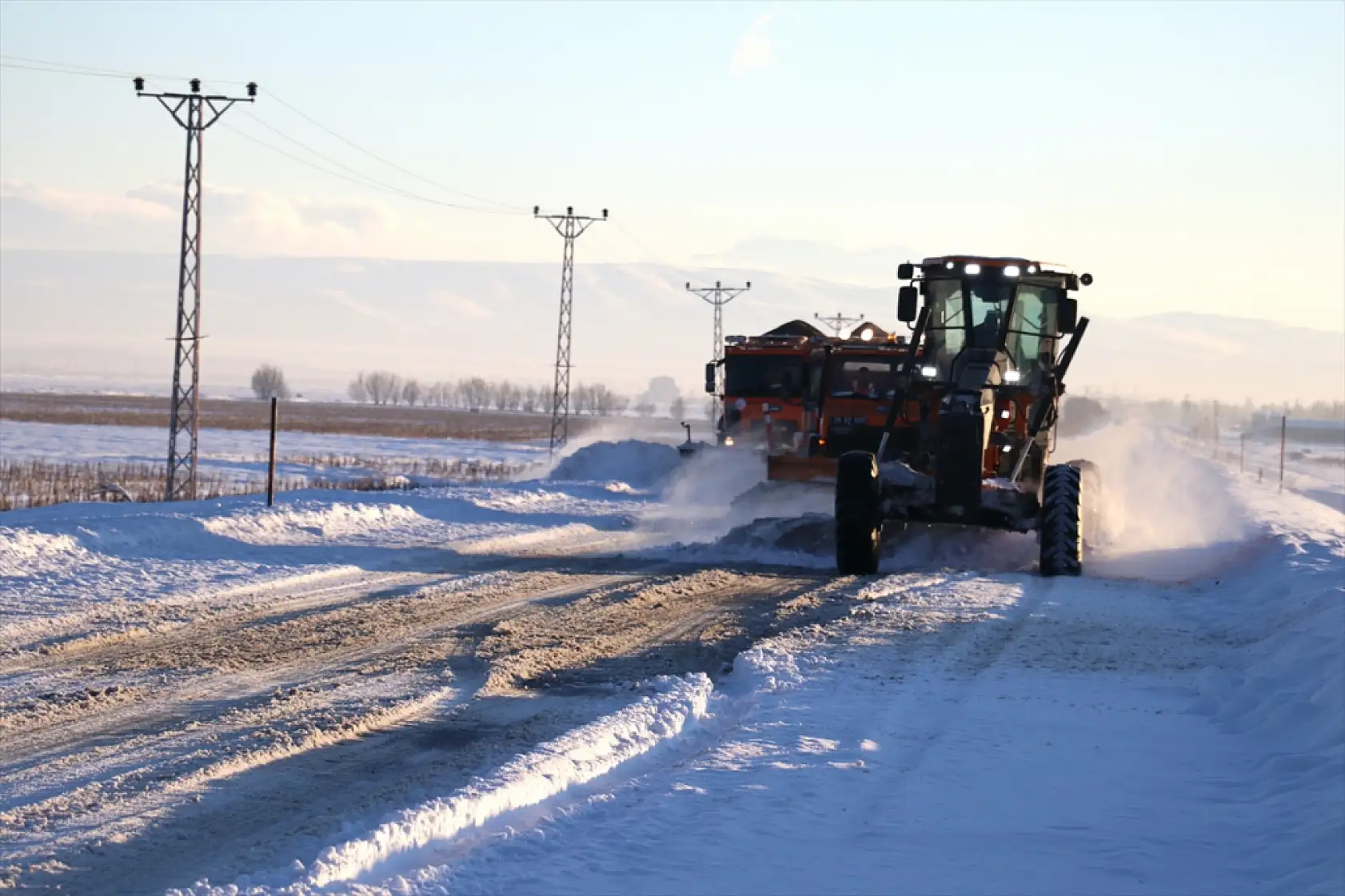 Ağrı-Kars yolunda beyaz mücadele devam ediyor