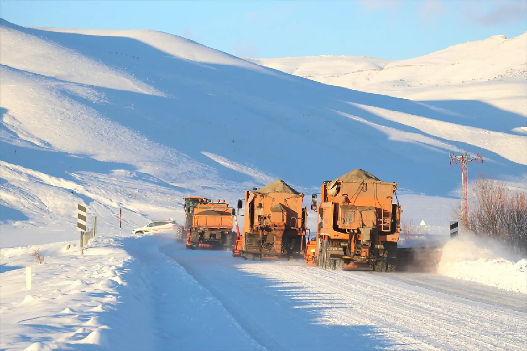 Ağrı-Kars yolunda beyaz mücadele devam ediyor