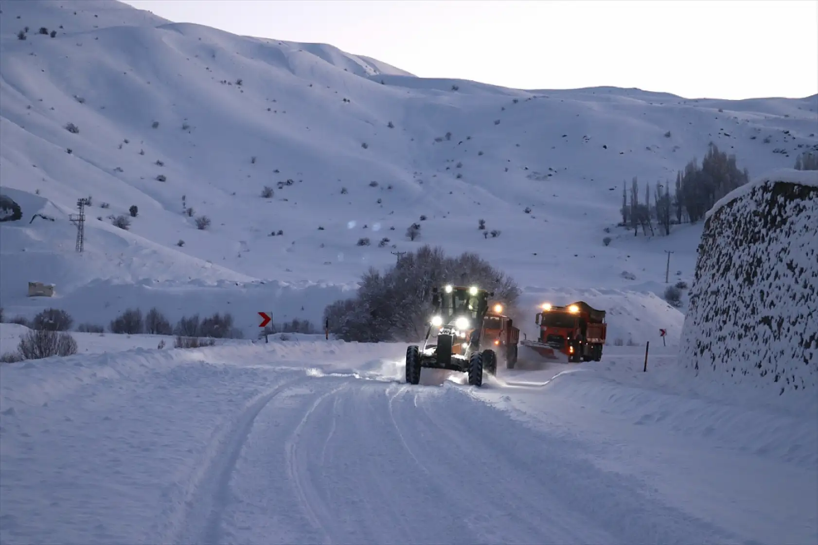 Ağrı-Kars yolunda beyaz mücadele devam ediyor