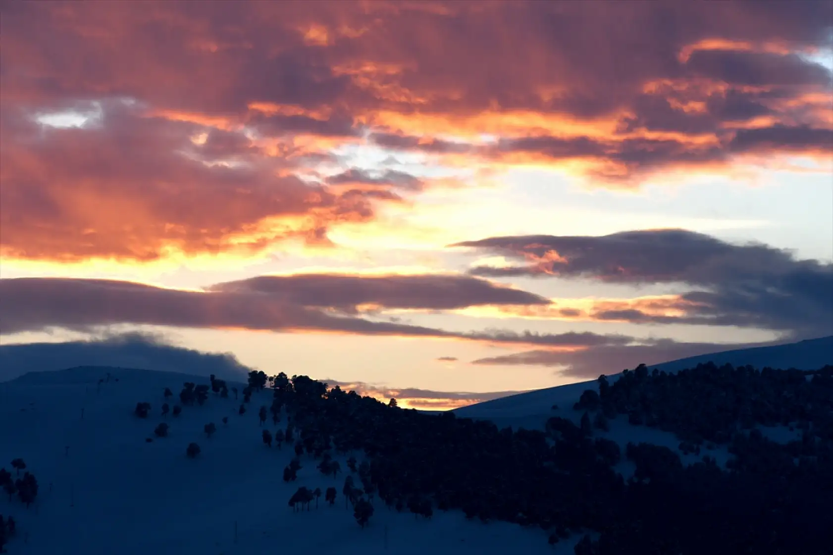 Sarıkamış'ta karlar üstünde gün batımı tabloya dönüştü