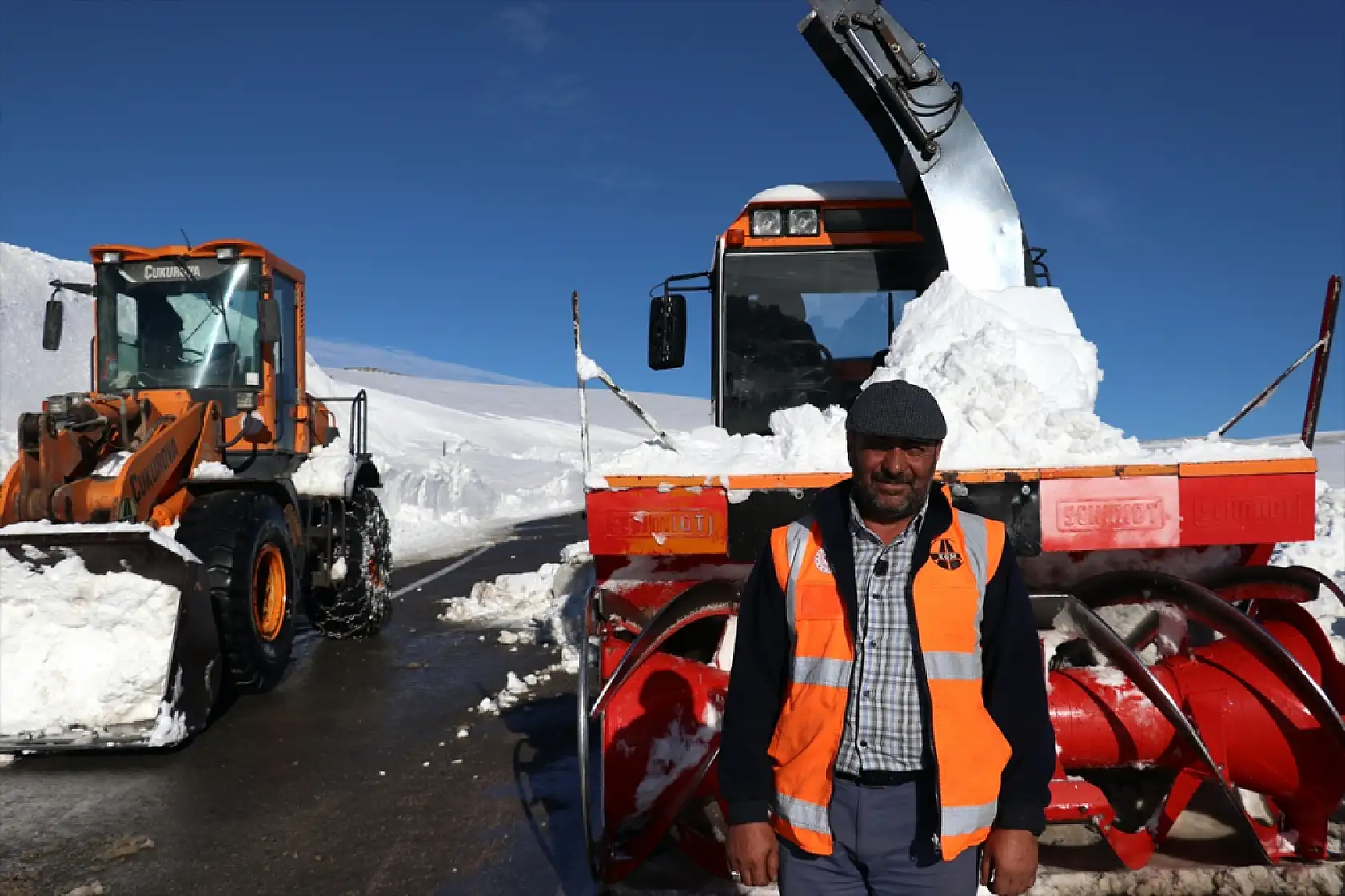 Ağrı'da kar duvarları 5 metreyi buldu!