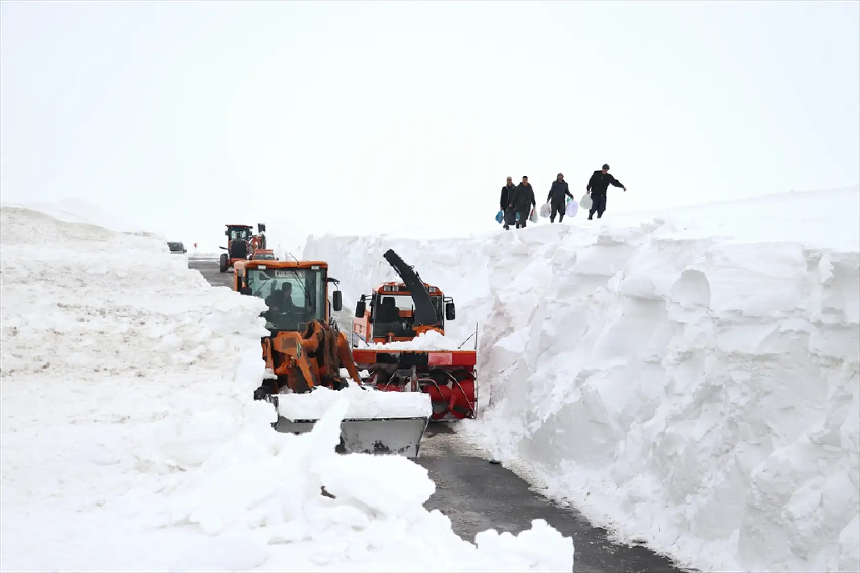 Ağrı'da yol değil adeta kar duvarı: Metrelerce beyaz tünel açıldı