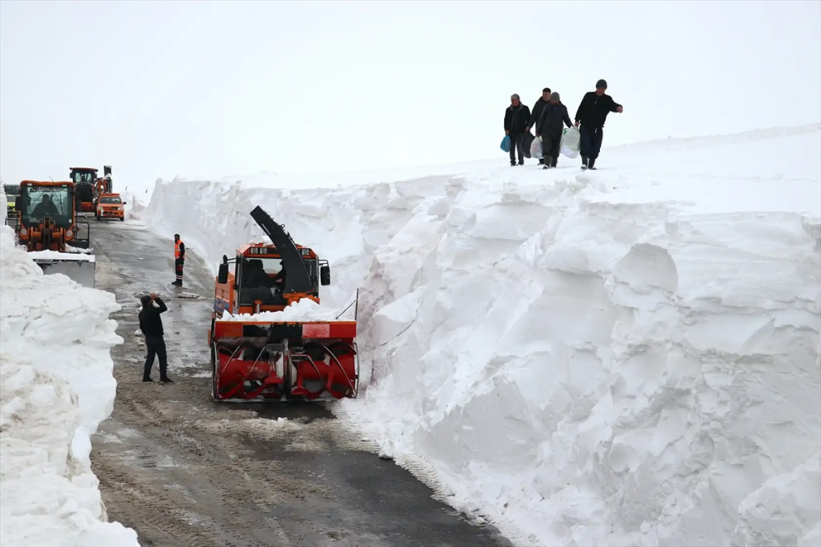 Ağrı'da yol değil adeta kar duvarı: Metrelerce beyaz tünel açıldı