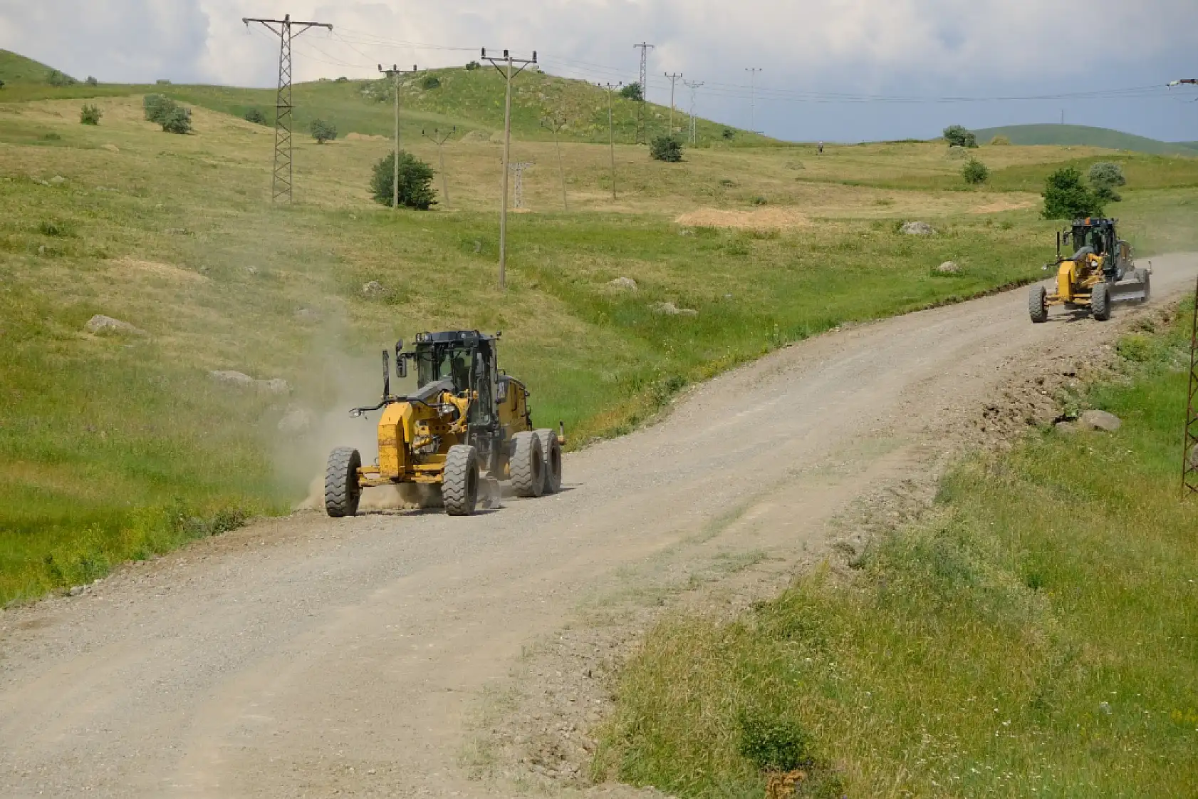 Ağrı'da 9,2 kilometrelik köy yolunda asfalt mesaisi hız kesmeden devam ediyor