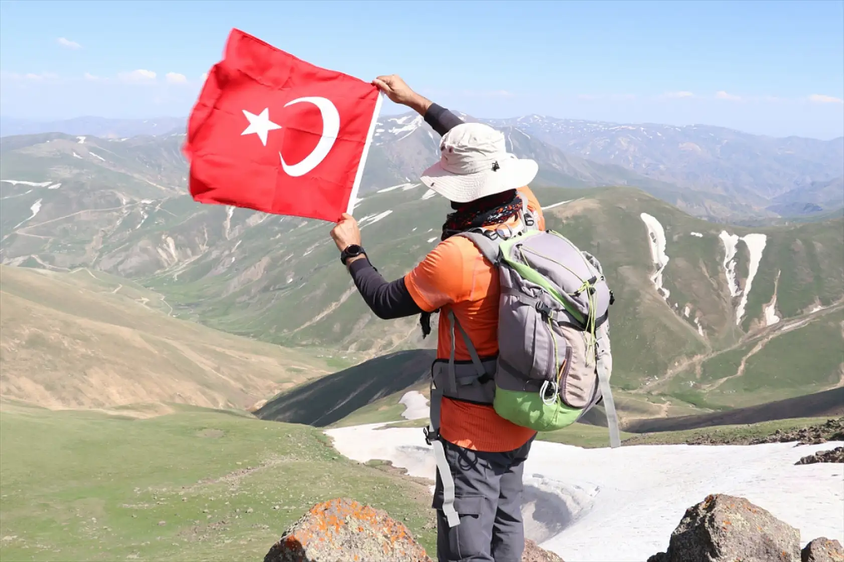 Ağrı'da yaz ortasında kar ve çiçeklerin buluştuğu eşsiz manzara doğaseverleri büyülüyor
