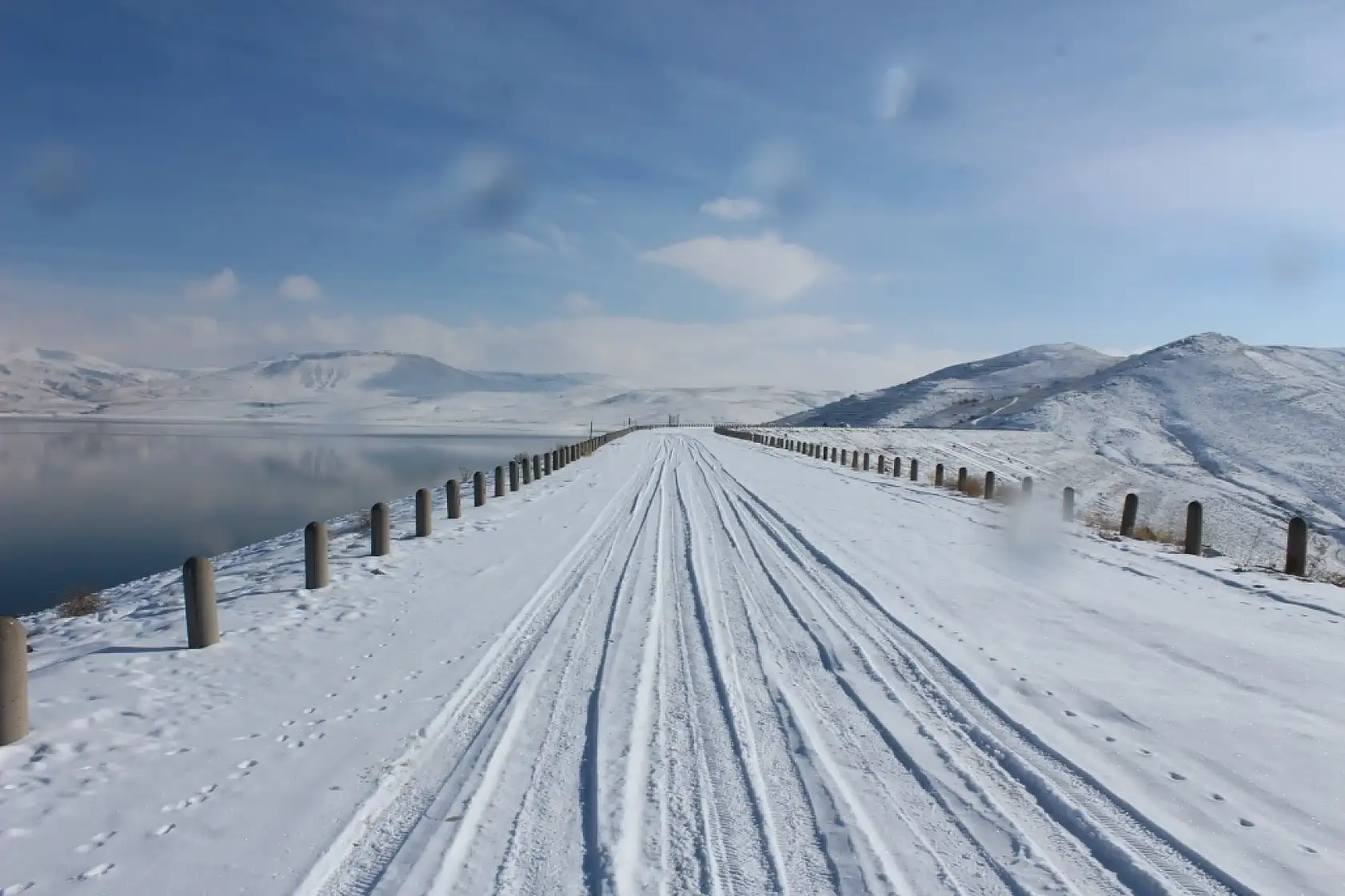 Karla Kaplı Yazıcı Barajı'nda Ördekler Keyif Yaptı