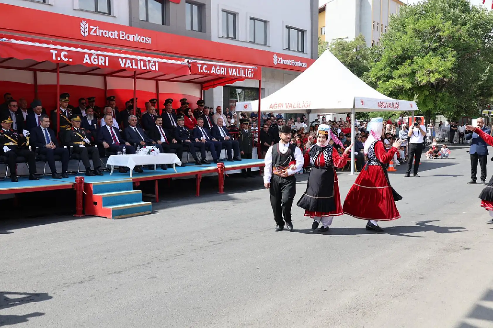 Ağrı'da 30 Ağustos coşkusu: Kent protokolü ve vatandaşlar buluştu