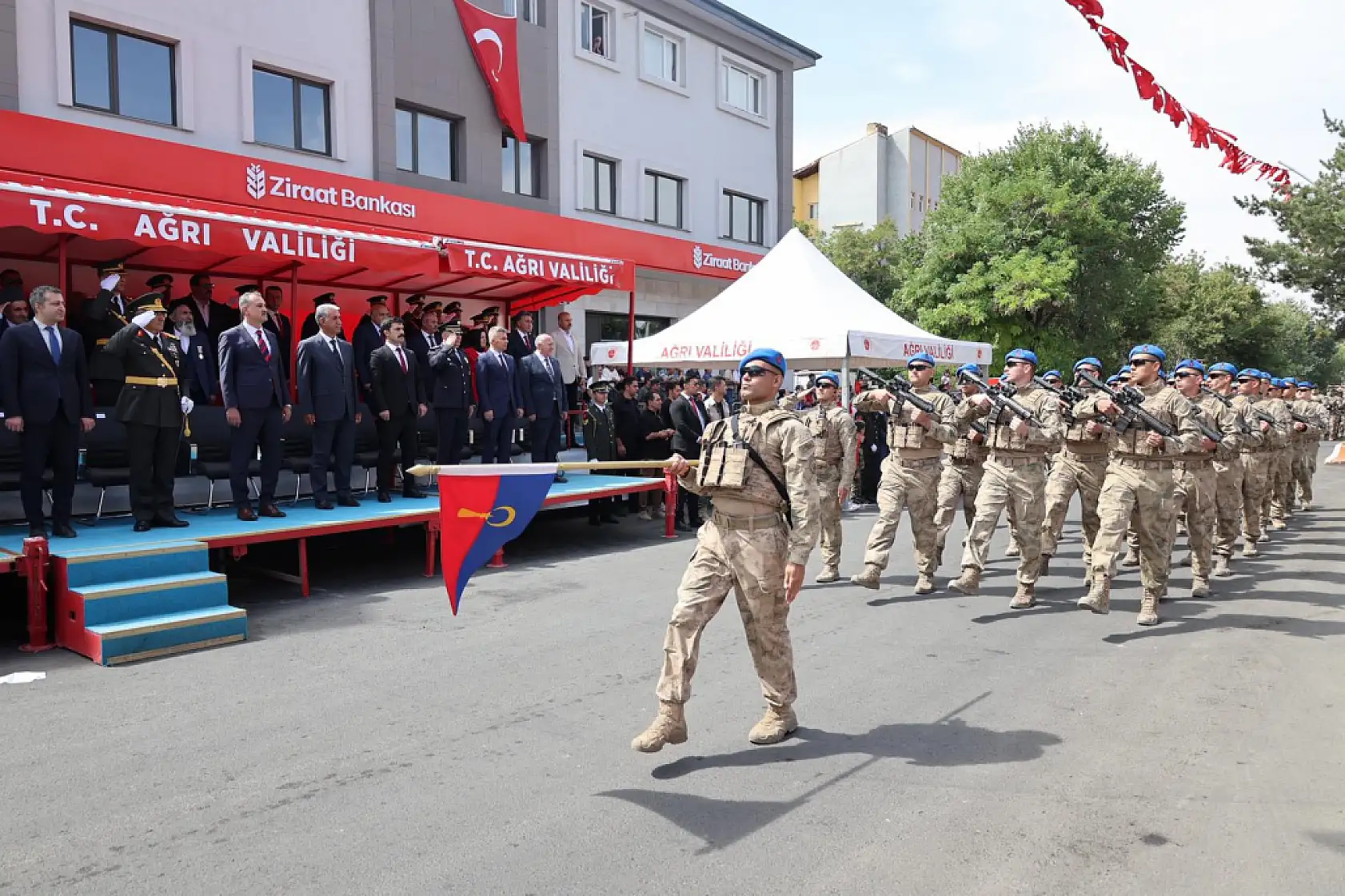Ağrı'da 30 Ağustos coşkusu: Kent protokolü ve vatandaşlar buluştu