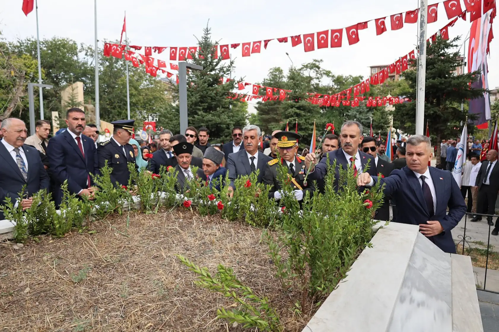 Ağrı'da 30 Ağustos coşkusu: Kent protokolü ve vatandaşlar buluştu