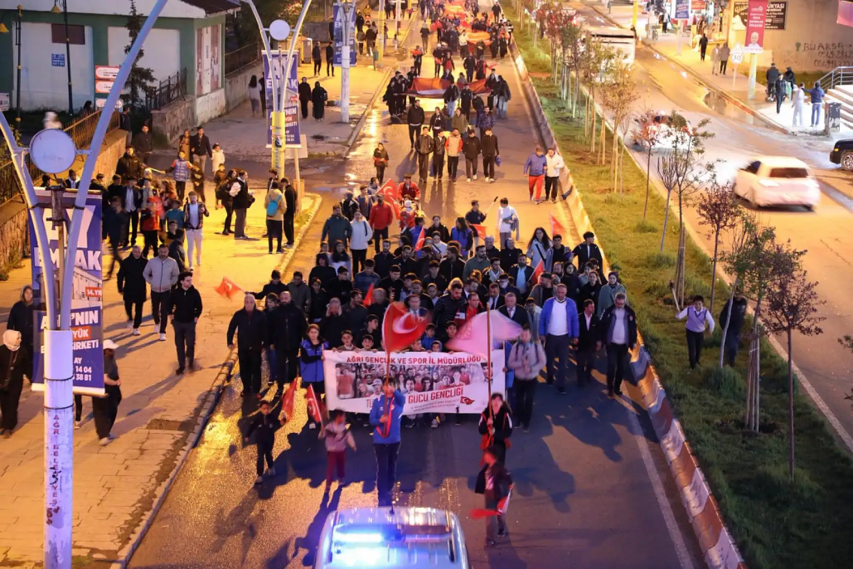 Ağrı'da geceyi 150 metrelik dev Türk bayrağı aydınlattı